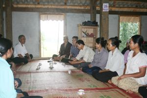 KDC xóm Bảm, xã Tây Phong tổ chức buổi sinh hoạt chi bộ xóm về phong trào toàn dân tham gia phòng - chống TNXH.